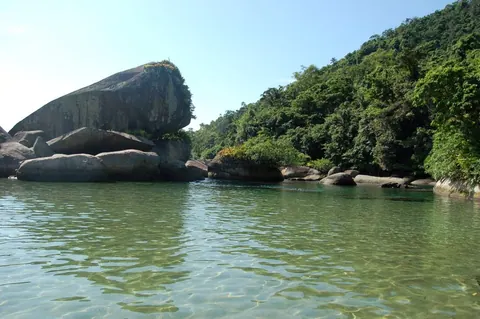 Piscina natural entre pedras de granito
