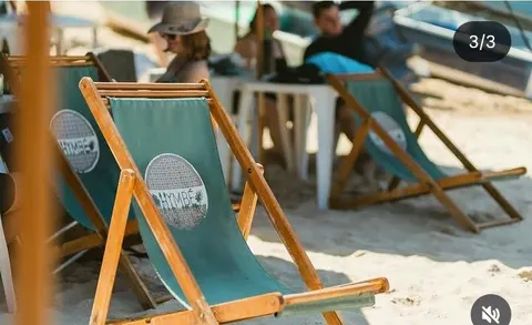 Espreguiçadeiras do Restaurante Hymbé na areia da praia